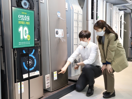 이른 더위가 시작되자 여름을 대비하려는 소비자들을 위해 롯데하이마트가 엘포인트(L.POINT), 캐시백 등 풍성한 혜택 제공다양한 프로모션을 진행한다. 롯데하이마트 대치점을 찾은 고객들이 에어컨을 살펴보고 있다. / 사진 = 롯데하이마트