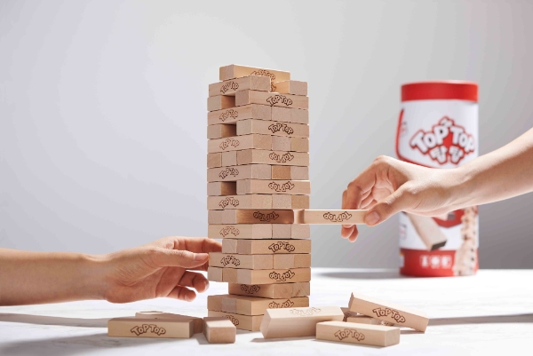 신세계백화점은 3일부터 전 점포에서 할리갈리, 젠가 등 인기 보드게임을 고객들에게 나눠준다. /사진=신세계그룹.