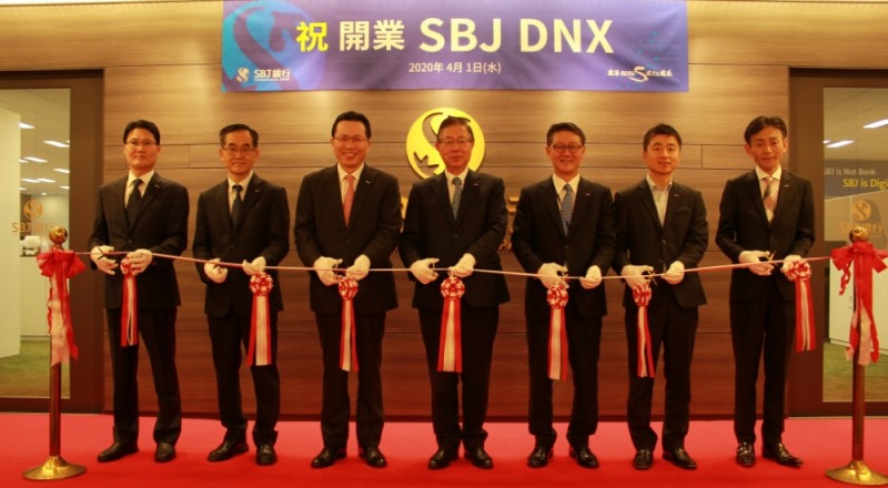 △ SBJ DNX 개업식에서 김계환 SBJ DNX 부사장(왼쪽 첫 번째)과 전필환 SBJ은행 부사장(왼쪽 세 번째), 토미야 세이이치로 SBJ은행 사장(왼쪽 네 번째), 히라오카 SBJ DNX 사장(왼쪽 일곱 번째). /사진=신한은행