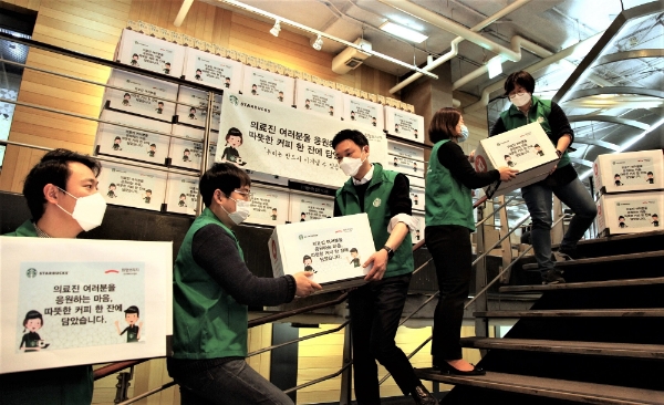 스타벅스는 코로나19 극복을 위해 힘쓰고 있는 대구/경북 지역의 의료진과 보건소 의료진 및 직원들을 위해 약 2억원 상당의 스틱형 원두커피인 스타벅스 ‘비아’ 2만9000개를 지원한다. /사진=스타벅스코리아.