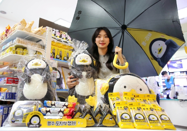 GS25는 펭수와 협업해 지난달 27일 선보인 펭수 프레시푸드 4종, 펭수 우산 2종, 펭수 양말 4종이 역대급 판매량을 기록하며 열풍을 일으키고 있다고 2일 밝혔다. 사진=GS리테일.