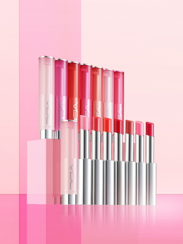 LG생활건강은 은은하고 컬러로 생기 있는 입술을 연출해주고, 부드럽고 촉촉한 보습력이 입술을 편안하게 케어해주는 ‘VDL 엑스퍼트 슬림 립 밤’ 2종을 출시했다. 사진=LG생활건강.