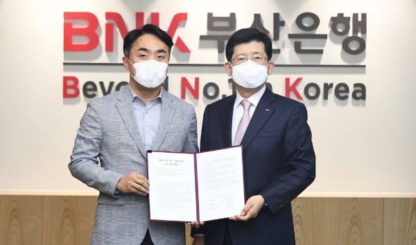△ 빈대인 BNK부산은행장(오른쪽)과 권희원 부산은행 노동조합 위원장(왼쪽). /사진=BNK부산은행
