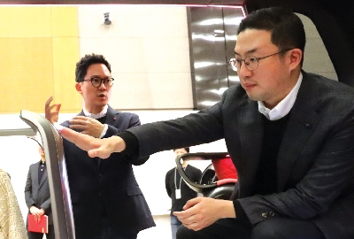 ▲ 구광모 LG 회장(오른쪽)이 2월17일 서울 LG전자 디자인경영센터를 방문해 경영진으로부터 미래기술 관련 보고를 받고 있다. 사진=LG그룹