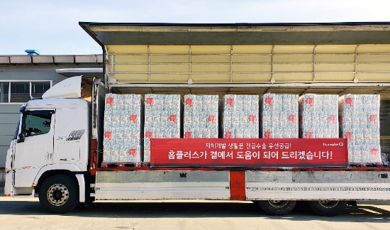 홈플러스의 가성비 PB브랜드 ‘simplus(심플러스)’ 화장지와 미용티슈 수출 초도물량을 실은 트럭이 지난 6일 부산항 선적을 위해 출발을 준비하고 있다. / 사진 = 홈플러스