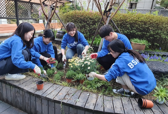 bhc치킨‘해바라기 봉사단’4기 1조가 식물을 심고 있다. / 사진 = bhc치킨