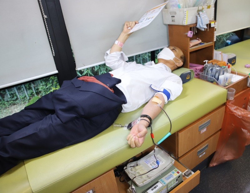 김대웅 웰컴저축은행 대표이사가 헌혈을 하고 있다./사진=웰컴금융그룹