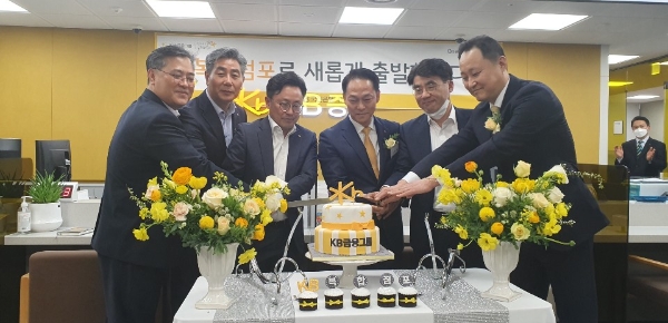 △ 6일 KB금융그룹 가산디지털종합금융센터 WM복합점포 개점식에서 김동록 KB국민은행 남부지역영업그룹대표(왼쪽 두 번째), 이홍구 KB증권 WM총괄본부장(왼쪽 네 번째). /사진=KB금융그룹