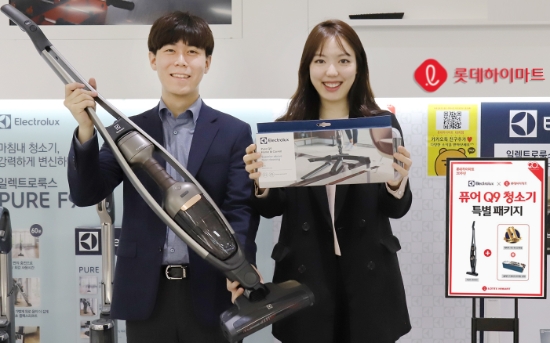 롯데하이마트 대치점에서 모델들이 일렉트로룩스 무선청소기 ‘퓨어 Q9’ 패키지 상품을 선보이고 있다. / 사진 = 롯데하이마트