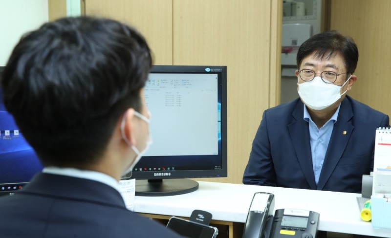 박재식 저축은행중앙회장이 8일 오전 NH저축은행 동대문지점을 방문해 코로나19 피해 중소기업·자영업자 만기연장 및 이자상환유예와 관련한 운영상황을 점검하고 있는 모습./사진=저축은행중앙회