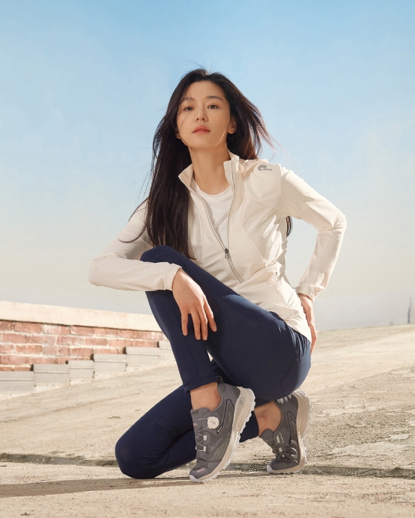 네파는 아웃도어 브랜드로서의 기술력과 노하우는 살린채 일상 생활 속에서는 세련된 실루엣의 스니커즈로도 즐길 수 있도록 디자인되어 실용성을 앞세운 스티오 고어텍스를 출시했다. 사진=네파.