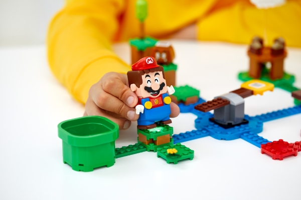 레고그룹(LEGO Group)은 비디오 게임 기업 닌텐도와 파트너십을 통해 탄생한 레고 슈퍼 마리오(LEGO Super Mario) 시리즈를 공개하고 8일부터 온라인을 통해 시리즈의 엔트리 모델인 레고 슈퍼 마리오 스타터팩의 사전예약 판매를 시작한다. 사진=레고그룹.