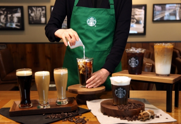 스타벅스의 콜드 브루 음료 인기가 지속적으로 증가하면서 현재 스타벅스 고객 10명 중 6명 이상이 아이스 커피 음료를 선호하는 것으로 나타났다. 사진=스타벅스코리아.