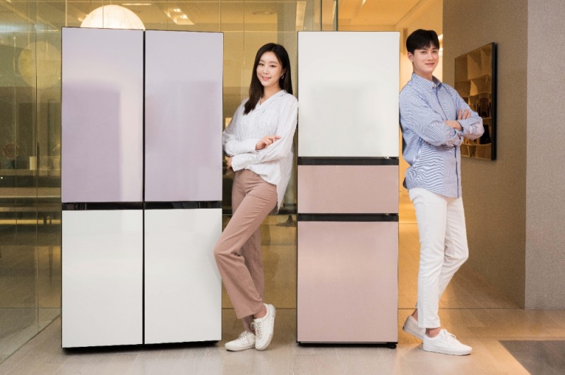 삼성전자 모델이 수원 삼성전자 디지털시티 프리미엄하우스에서 비스포크(BESPOKE) 냉장고 신제품을 소개하고 있다/사진=삼성전자 