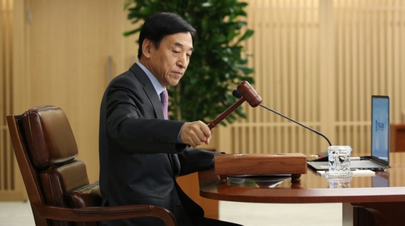 이주열 한국은행 총재가 3월 16일 서울 중구 한국 본관에서 열린 임시 금융통화위원회에서 의사봉을 두드리고 있다./사진=한국은행