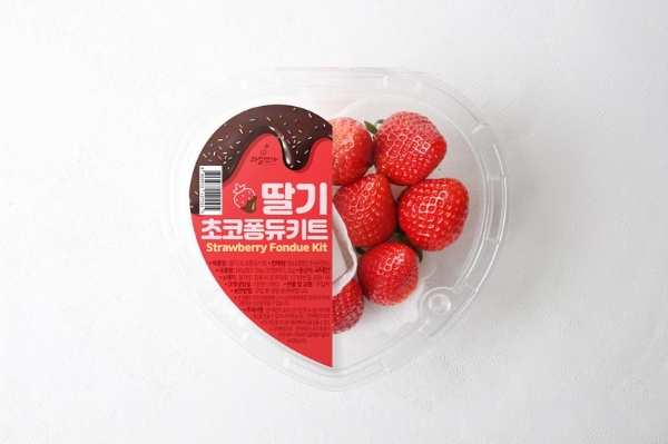 CU는 집에서 간단히 만들어 먹을 수 있는 과일 초코퐁듀키트 3종(딸기, 컬러 방울토마토, 컬러 포도)을 14일 출시한다. 사진=BGF리테일.