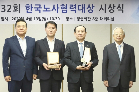 13일 서울 마포구 경총회관 대회의실에서 열린 제32회 한국노사협력대상 시상식에서 대기업 부문 대상을 수상한 파리크라상 노사와 시상자들이 기념촬영을 하고 있다. (왼쪽부터) 이동호 한국노총 사무총장, 박갑용 파리크라상 노조위원장, 황재복 파리크라상 대표이사, 손경식 한국경영자총협회장. / 사진 = SPC그룹