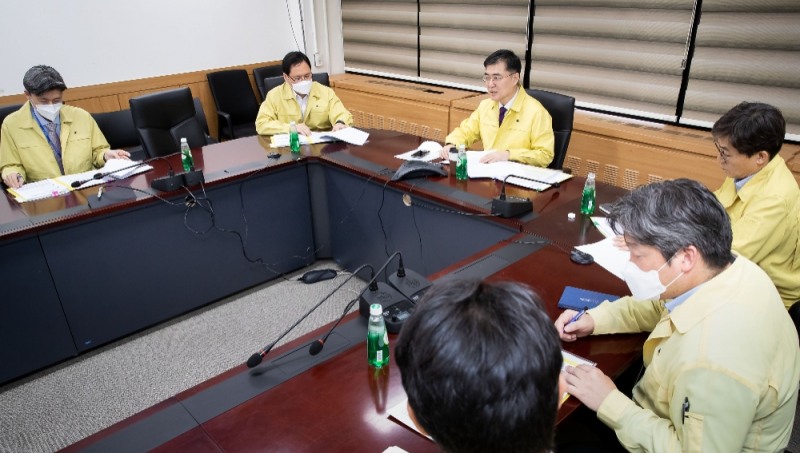 손병두 금융위 부위원장이 17일 서울 종로구 정부서울청사 금융위원회에서 열린 금융상황 점검 전화회의(컨퍼런스콜)에 참석해 모두발언을 하고 있다. / 사진= 금융위원회(2020.04.17)