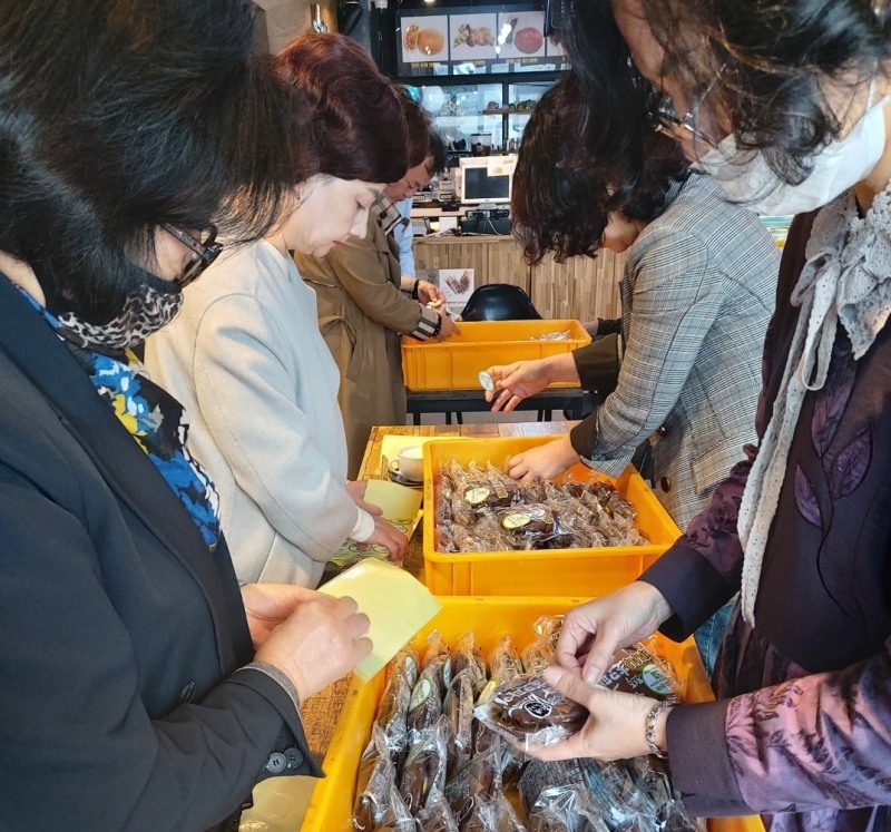 '전주빵'이 기부를 위한 제품을 포장하고 있다.