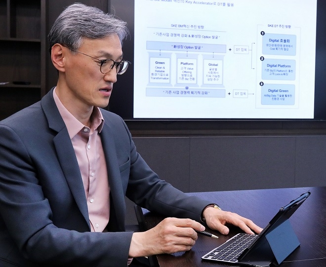 조경목 SK에너지 사장이 화상회의로 진행된 월간회의에서 DT 전략을 논의하고 있다. 사진=SK이노베이션.