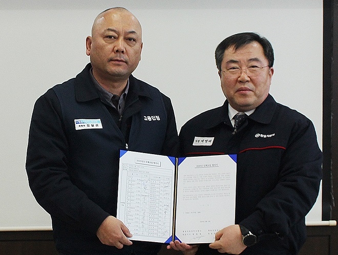 쌍용차 정일권 노조 위원장(왼쪽)과 예병태 사장.