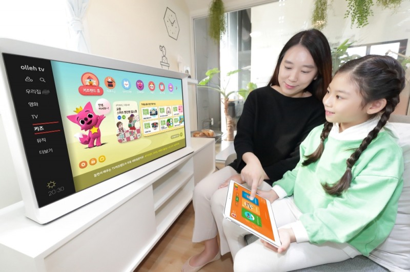 KT 모델들이 교원그룹의 프리미엄 학습콘텐츠 IPTV 제공을 홍보하고 있다/사진=KT