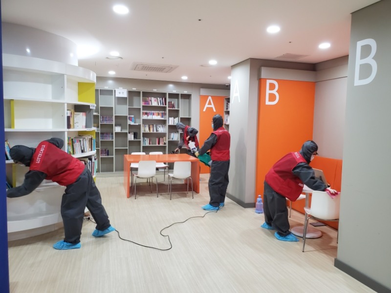 롯데건설이 흑석 뉴타운 롯데캐슬 에듀포레 아파트의 어린이 도서관을 방역 중이다. / 사진=롯데건설