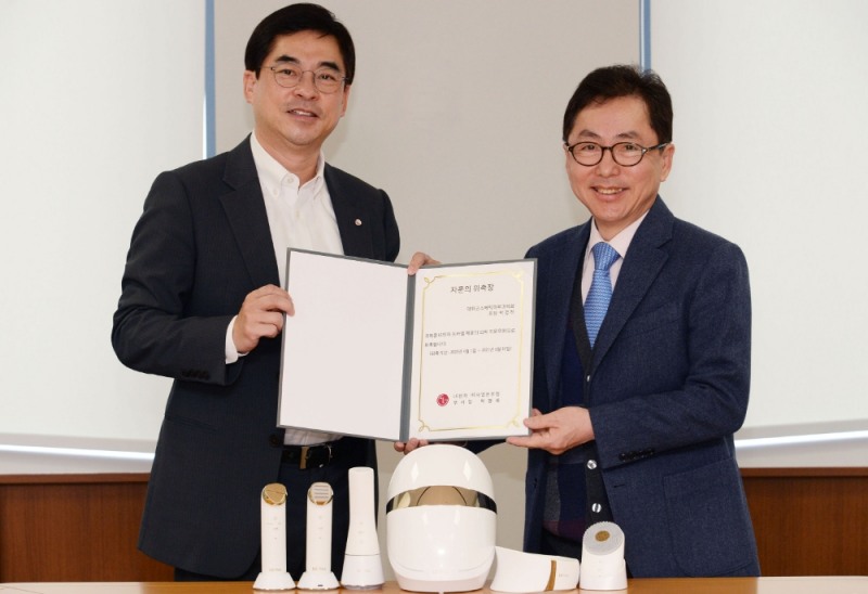 서울 영등포구 LG 트윈타워에서 열린 자문단 위촉식에서 박형세 LG전자 HE사업본부장 부사장(왼쪽)과 박경찬 분당서울대학교병원 피부과 교수가 포즈를 취하고 있다/사진=LG전자