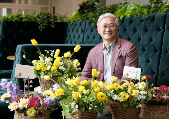 서경배 아모레퍼시픽그룹 회장이 플라워 버킷 챌린지에 참여했다. / 사진 = 아모레퍼시픽그룹