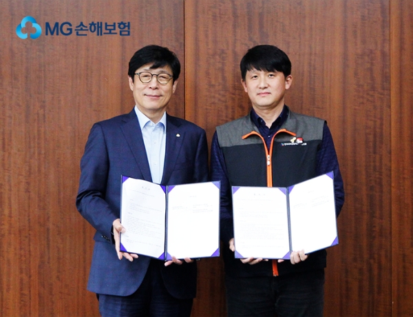 MG손보 박윤식 대표이사(왼쪽) 김동진 위원장이 기념촬영을 하고 있다. / 사진 = MG손해보험