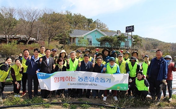 농협 임직원, 농업인과 함께 농촌 일손돕기