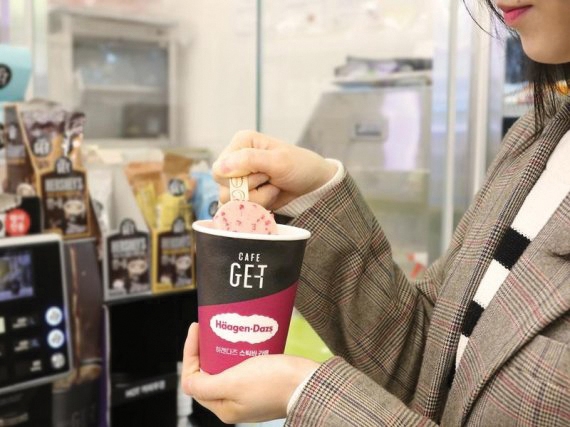 ▲ CU가 지난달 선보인 ‘GET 하겐다즈 스틱바 라떼 세트’. 사진 = BGF리테일