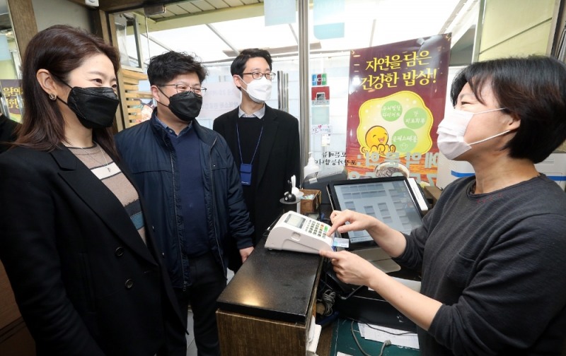 신한은행 직원들이 인근 식당에서 ‘착한 선결제 대국민 캠페인’에 동참하고 있는 모습 / 사진= 신한은행