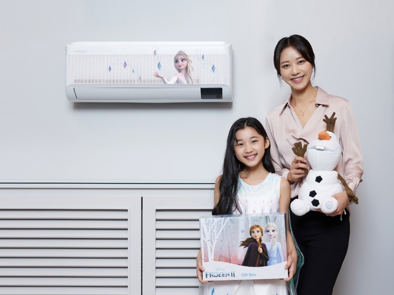 LG전자 모델들이 무풍에어컨 벽걸이 와이드 겨울왕국2 에디션과 사은품 기프트 박스를 홍보하고 있다/사진=LG전자