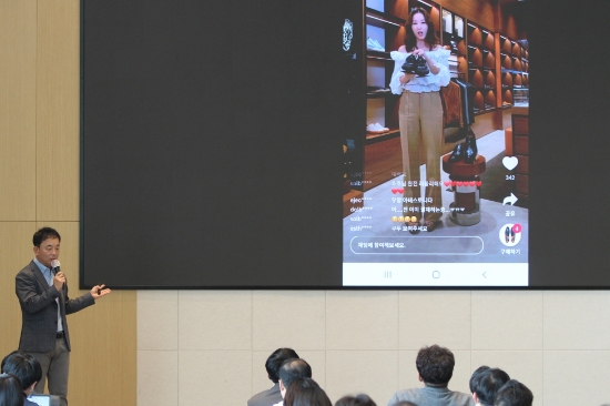 27일 오전 서울 송파구 롯데월드타워에서 조영제 롯데쇼핑 e커머스사업부 대표가 '롯데ON 전략 설명회'를 진행하며 매장과 롯데온 플랫폼 간 '라이브커머스'를 설명하고 있다. / 사진 = 롯데쇼핑 