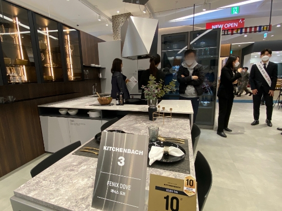 지난 25일 한샘이 롯데몰 은평점 3층에 ‘키친&바스 전문관 한샘 롯데몰 은평점’을 오픈한 가운데 고객들이 매장에 진열된 한샘의 프리미엄 부엌가구 키친바흐를 둘러보고 있다. / 사진 = 한샘