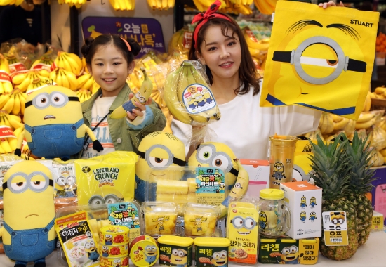 이날 오전 이마트 성수점에서 모델들이 이마트와 미니언즈가 콜라보한 미니언즈 기획 상품들을 소개하고 있다. / 사진 = 이마트
