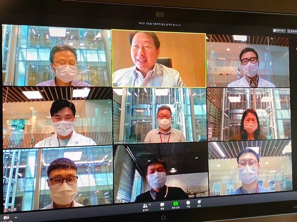 최태원 SK 회장이 27일 화상간담회를 통해 코로나19 백신을 개발하고 있는 SK바이오사이언스 연구원들을 격려하고 있다. 사진=SK.