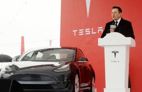 일론 머스크 테슬라 CEO와 중국형 모델3. LG화학은 일부 중국형 모델3에 배터리를 공급하고 있다. 사진=GETTY.