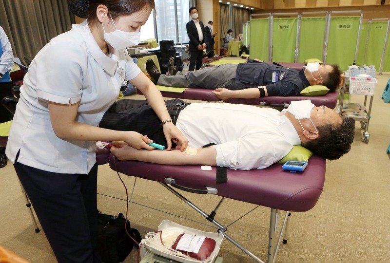 2020년 4월 28일 서울 중구 소재 신한은행 본점에서 진행된 코로나19 극복을 위한 사랑의 헌혈 나눔 캠페인에서 진옥동 은행장(사진 앞쪽)과 김진홍 노조위원장(사진 뒤쪽)이 헌혈에 참여하는 모습 / 사진= 신한은행