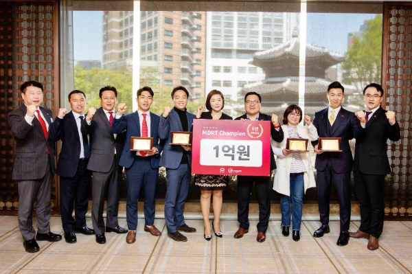 AIA 생명 피터 정 대표(오른쪽 네 번째)가 프리미어 AIA 프로그램을 통해 5년 연속 MDRT를 달성한 수상자들과 함께 기념 사진을 찍고 있다. / 사진 = AIA생명