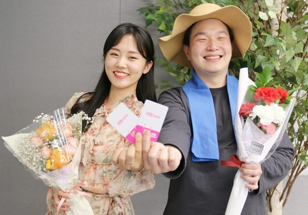 LG헬로비전 관계자들이 유심 가입 고객 대상 가정의 달 꽃배달 이벤트를 홍보하고 있다/사진=LG헬로비전