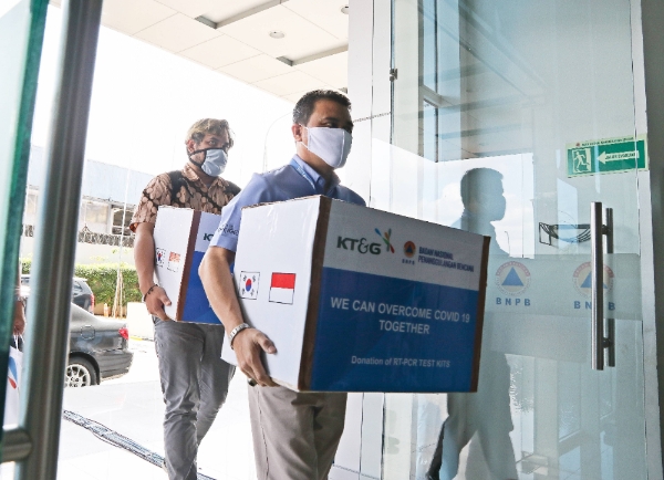 KT&G는 5일 인도네시아 정부에 1억원 상당의 신종 코로나바이러스감염증(코로나19) 진단키트를 지원했다. 사진=KT&G.