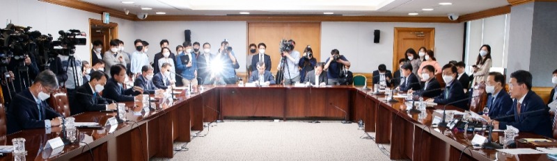 은성수 금융위원장이 6일 서울 중구 은행연합회에서 열린 금융리스크 대응반 회의에서 모두발언을 하고 있다. / 사진제공= 금융위원회(2020.05.06)