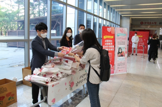롯데제과는 이날 오전 서울 본사 직원에게 가정의달을 맞아 격려 선물을 전달했다. / 사진 = 롯데제과