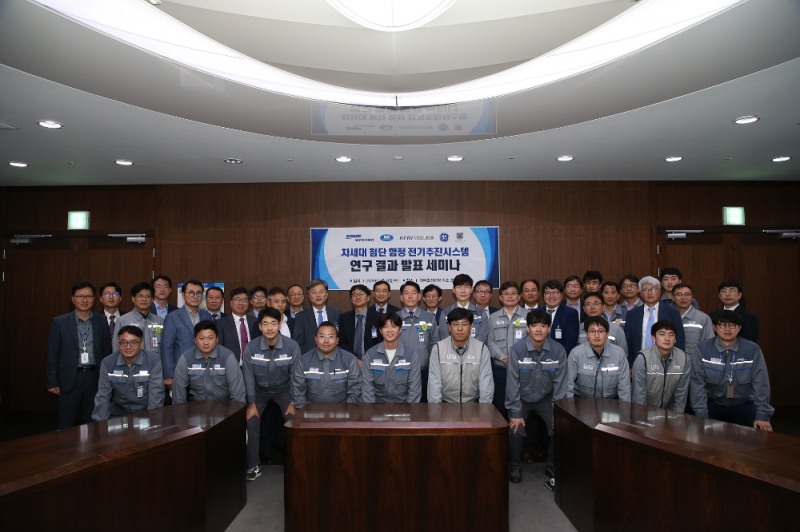 대우조선해양은 지난 6일 옥포조선소에서 대우조선해양 박두선 부사장, 한국전기연구원 유동욱 부원장, 서울대학교 설승기 교수, 한국선급 김영석 단장 등 주요 관계자들이 참석한 가운데 차세대 첨단 함정 전기추진시스템 연구결과 발표회를 가졌다./사진=대우조선해양