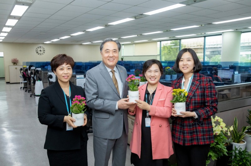 박차훈 새마을금고중앙회장은 새마을금고 콜센터에 방문해 직원들에게 꽃화분을 선물하고 격려하고 있다./사진=새마을금고중앙회