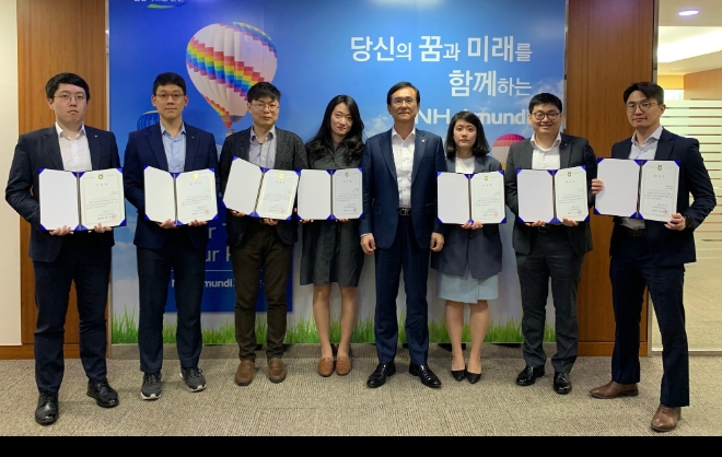 ▲배영훈(왼쪽에서 다섯번째) NH-아문디자산운용 대표가 지난 7일 서울 여의도 본사에서 열린 제1기 청년이사회 위촉식에서 기념촬영을 하고 있다./사진=NH-아문디자산운용