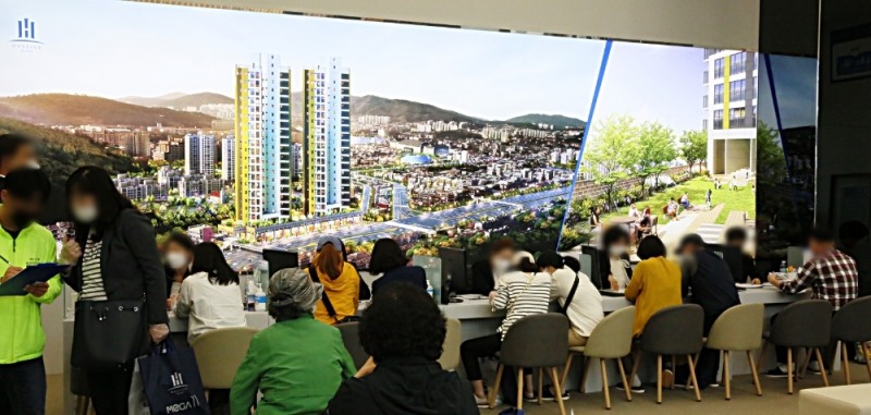 여수 신기 휴스티지 견본주택에 몰린 인파 / 사진=더피알