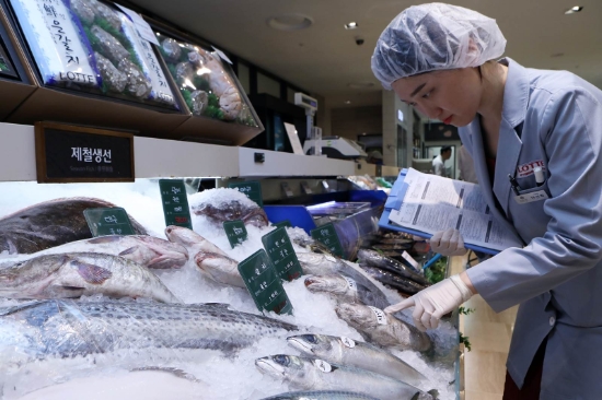 롯데백화점 2019년 여름철 식품 위생 관리 모습. / 사진 = 롯데백화점